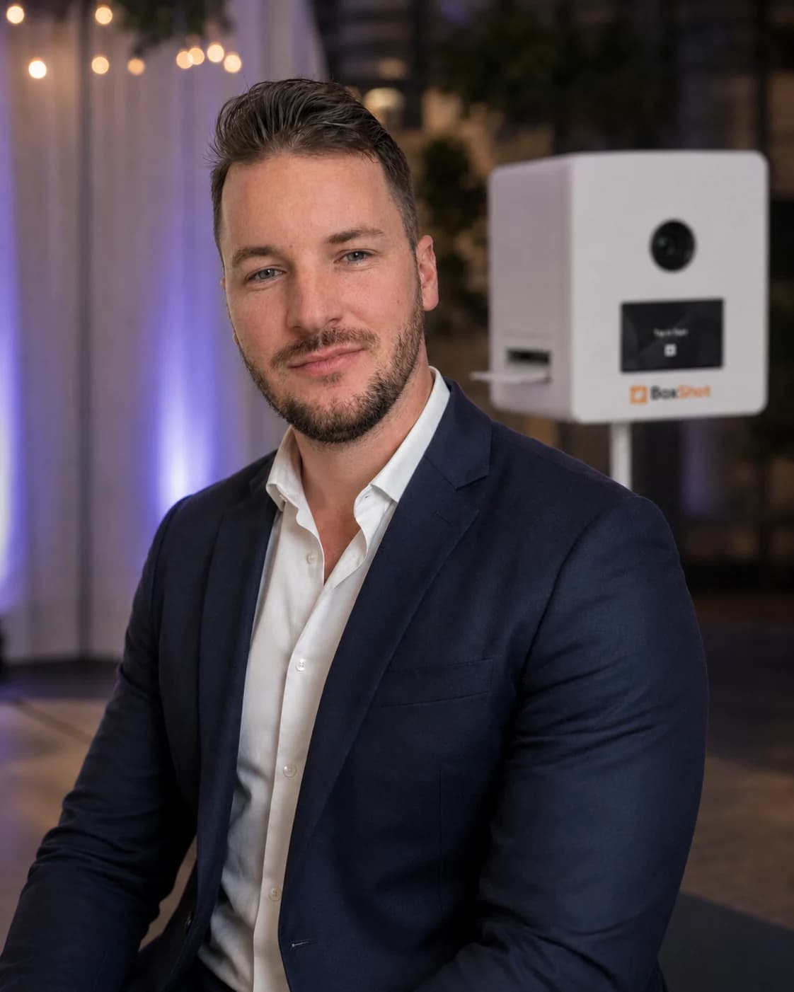 Alexander Zankl, Gründer von BoxShot, mit der BoxShot Fotobox