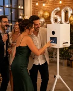 Ein Gast startet die BoxShot Fotobox am Touchscreen